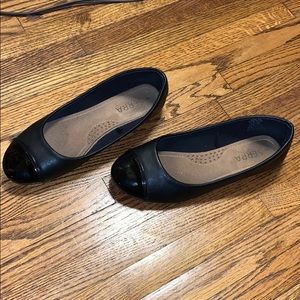 Hardly worn black flats!! Size 7.